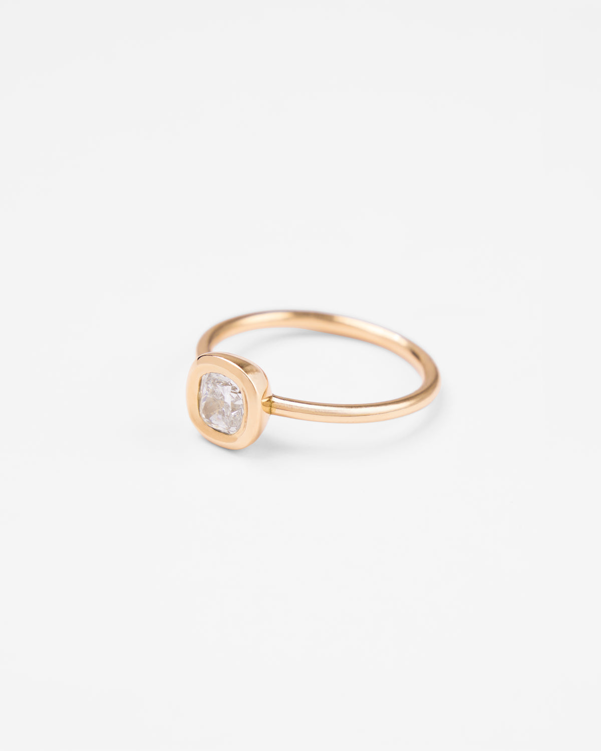 Bague pebble en or et diamant coussin