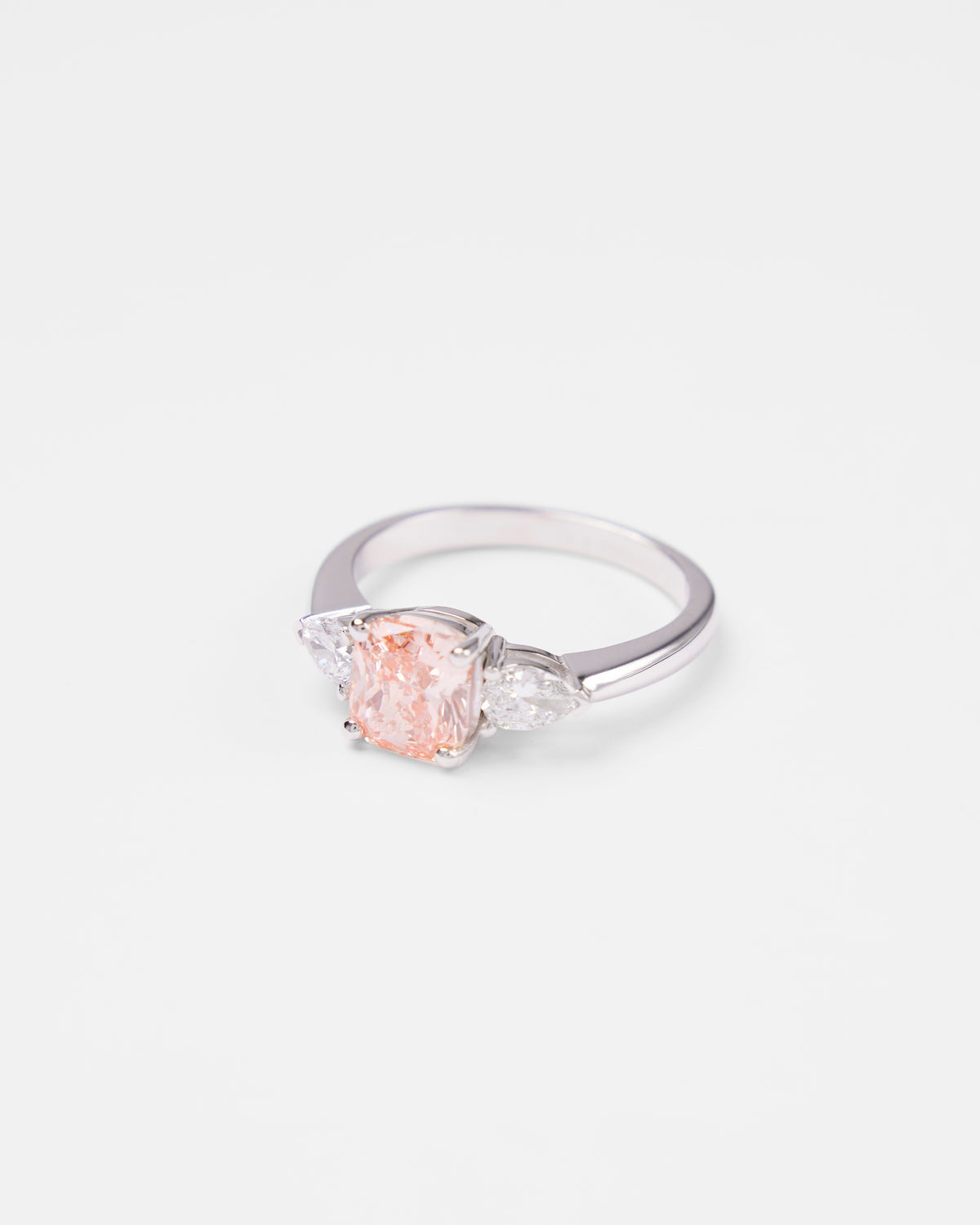 Bague solitaire en or blanc, saphir rose coussin et diamants poire