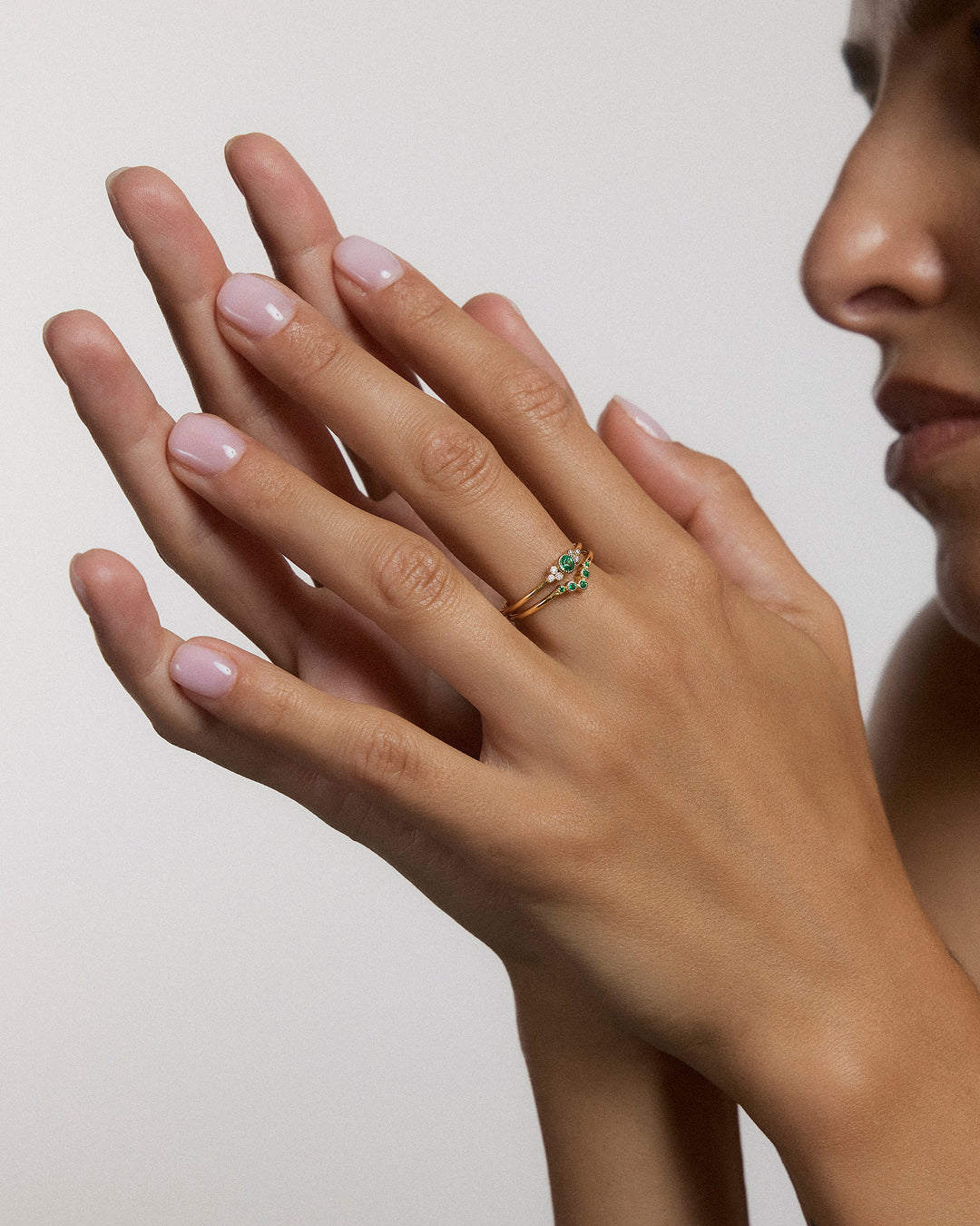 Bague chevron vintage en or et émeraudes