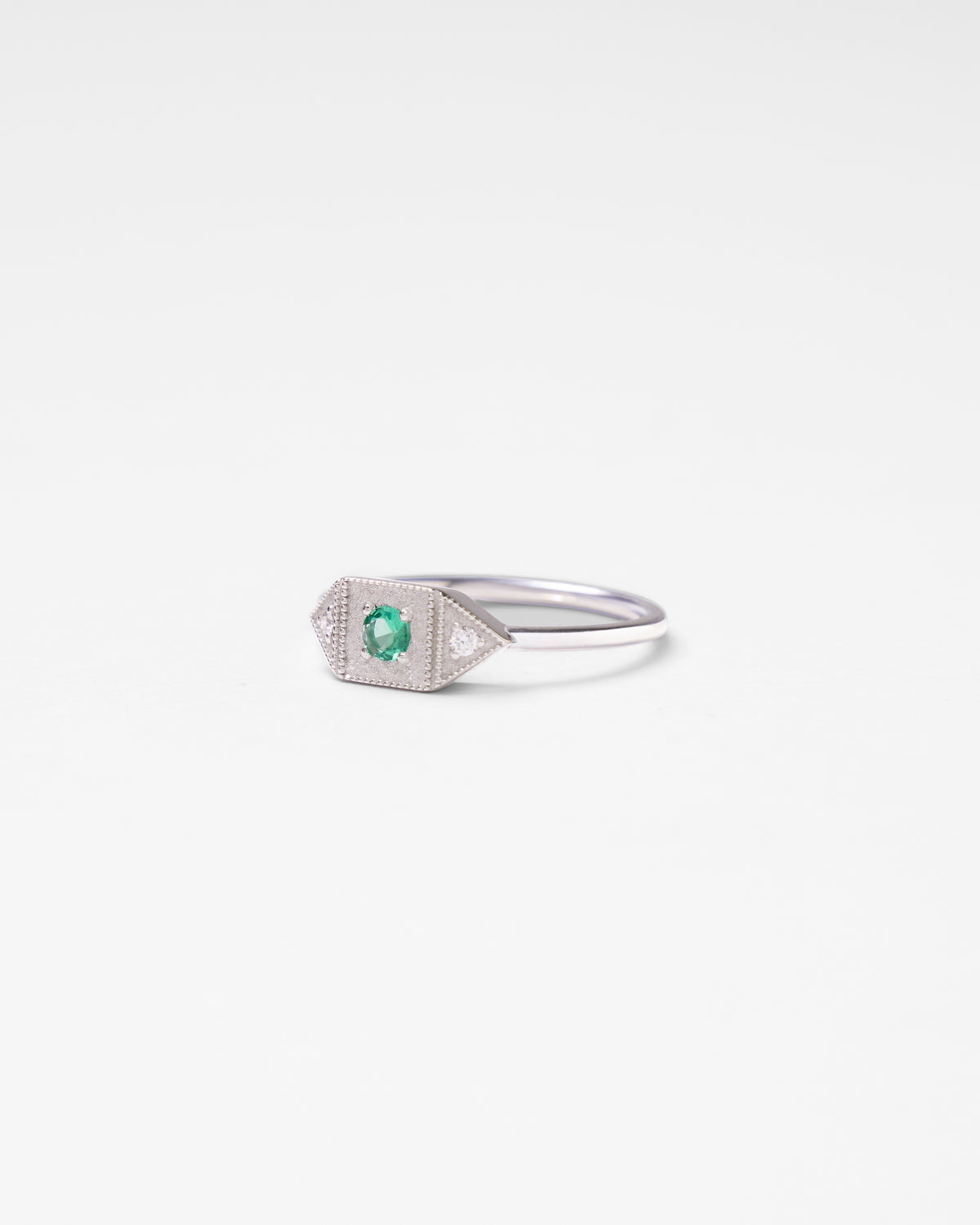 Bague kite en or, pierre centrale et diamants