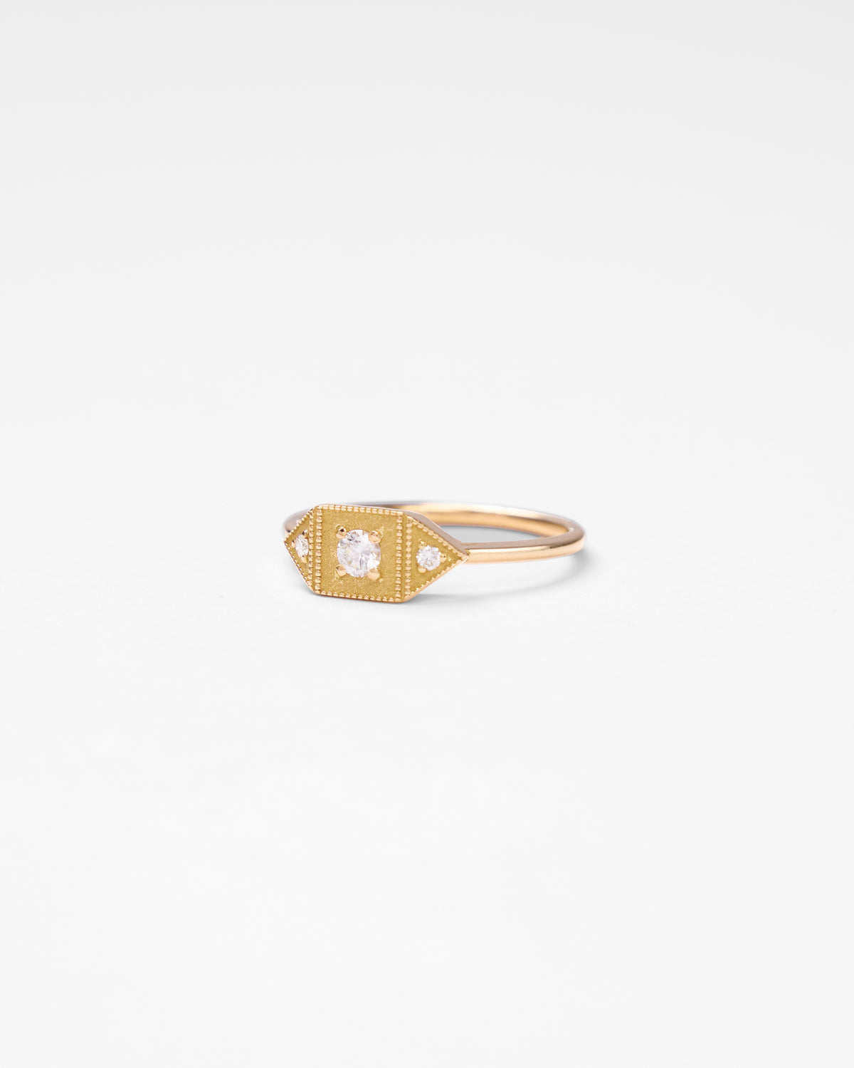 Bague kite en or, pierre centrale et diamants
