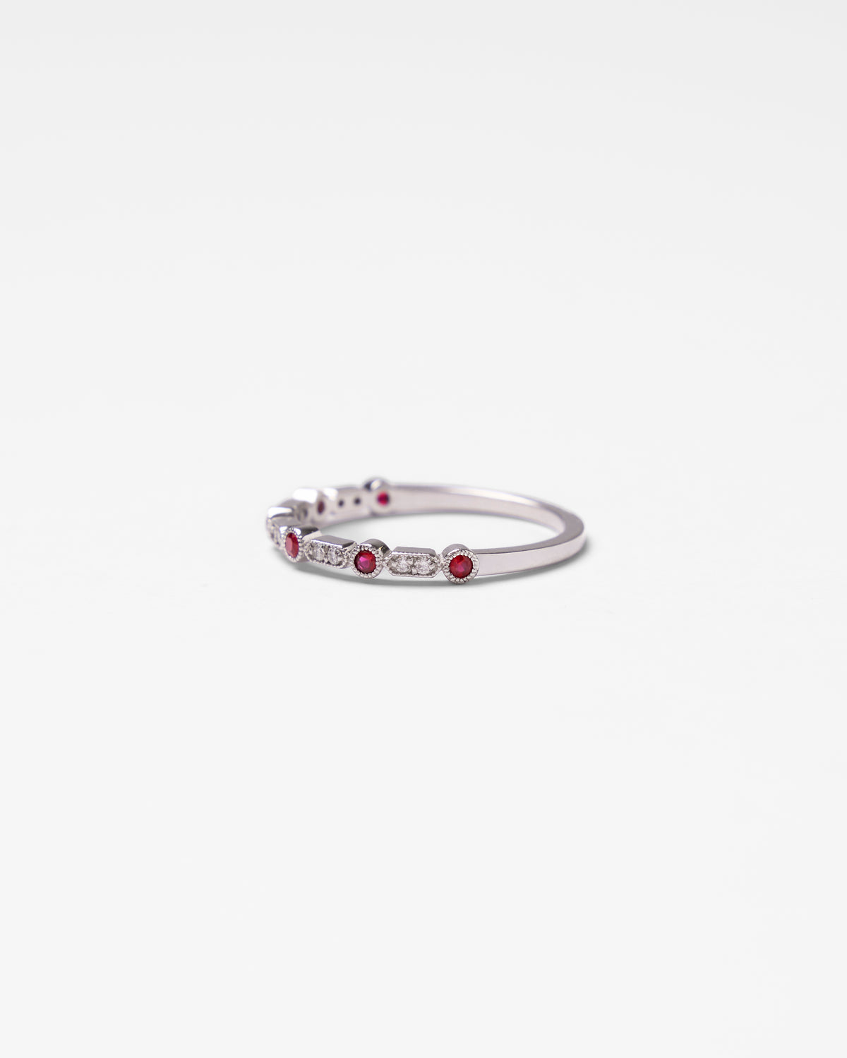Bague demi-alliance vintage en or et diamants