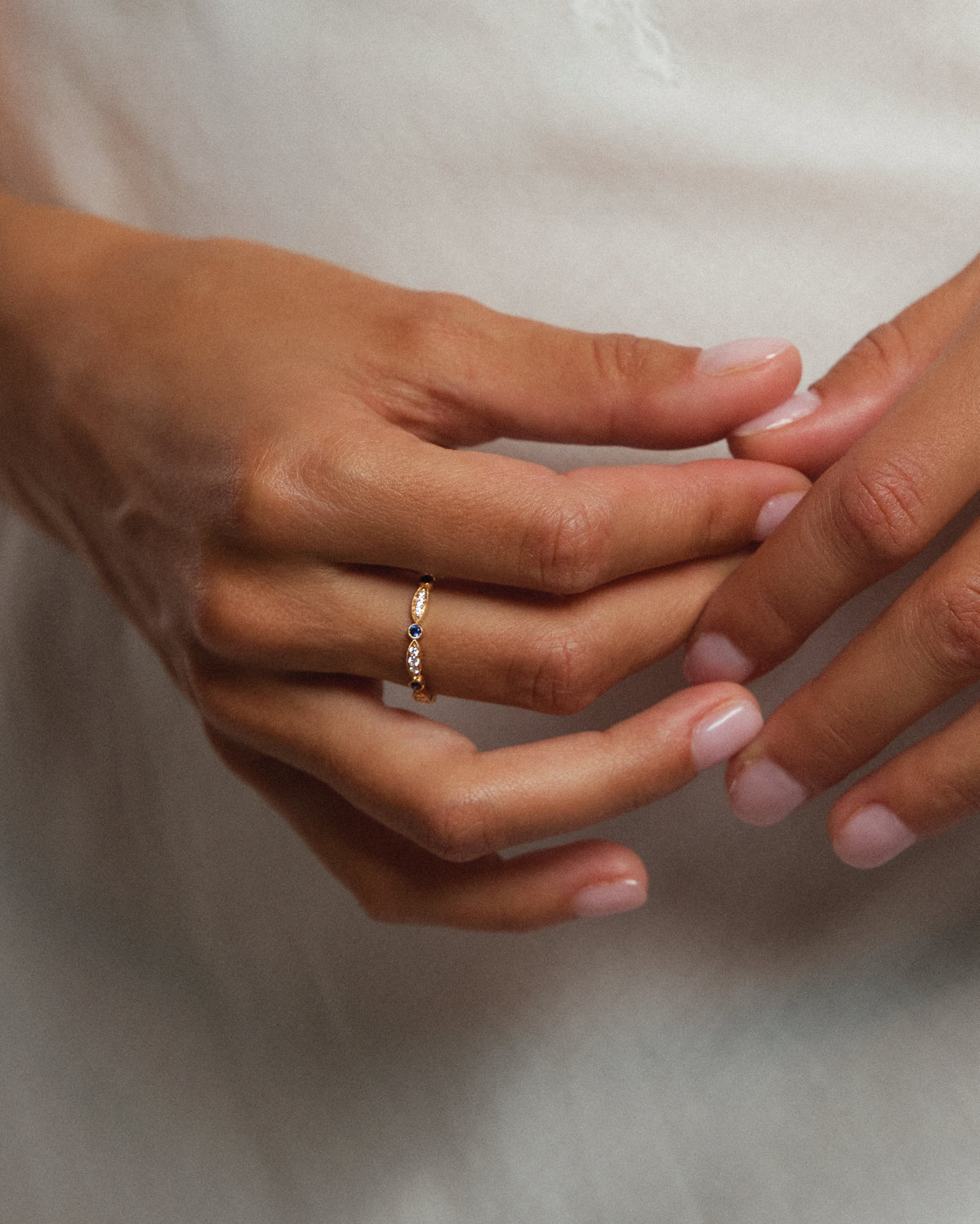 Bague demi-alliance vintage en or, saphirs et diamants