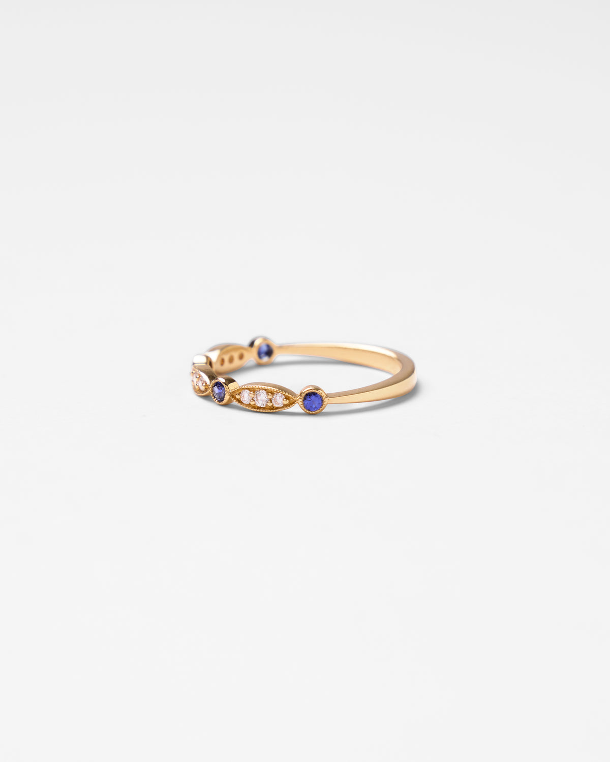 Bague demi-alliance vintage en or, saphirs et diamants