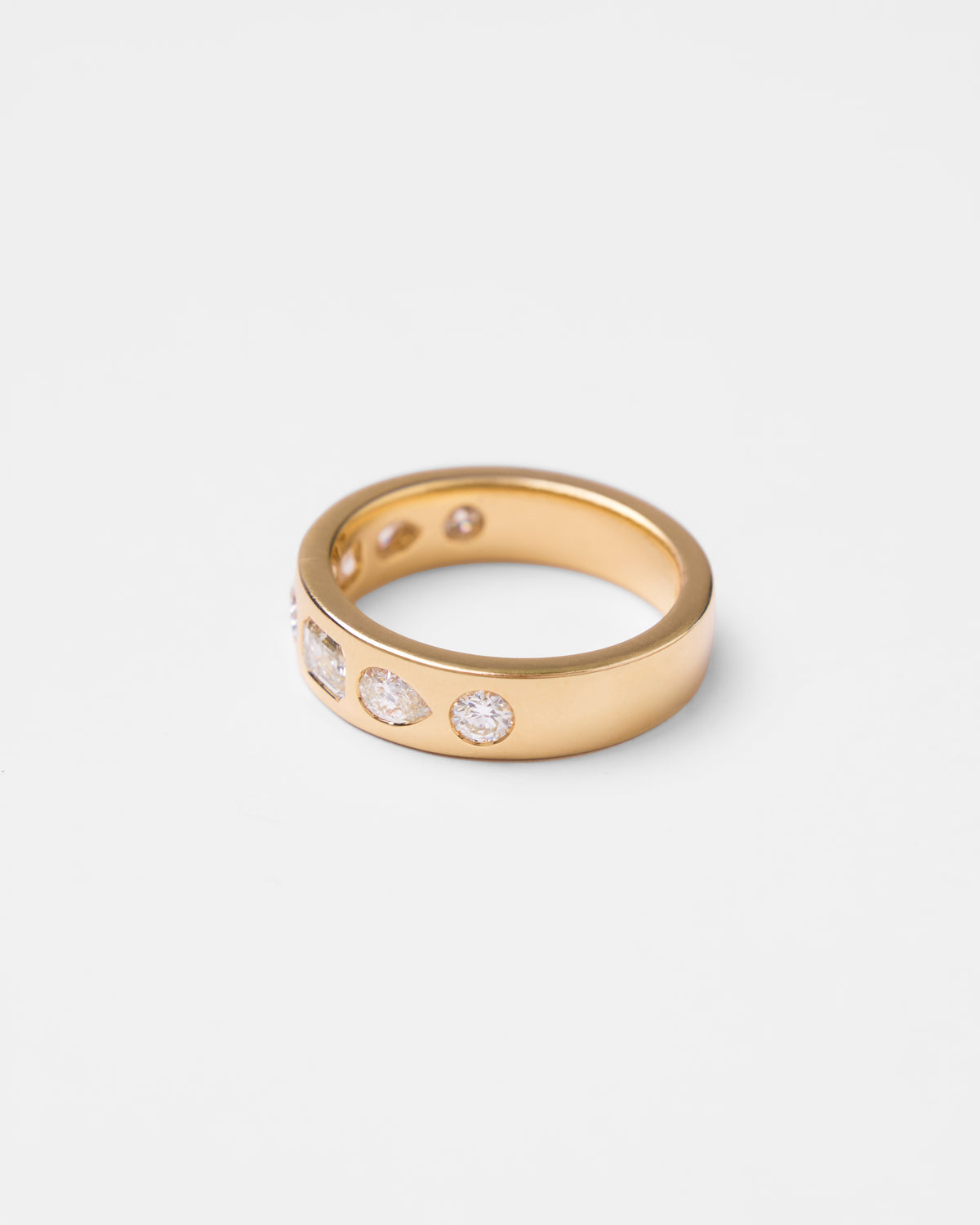 Bague en or sertie de 7 diamants