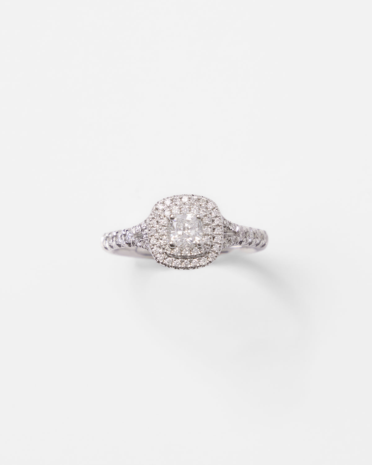 Bague solitaire diamant coussin et double entourage de diamants