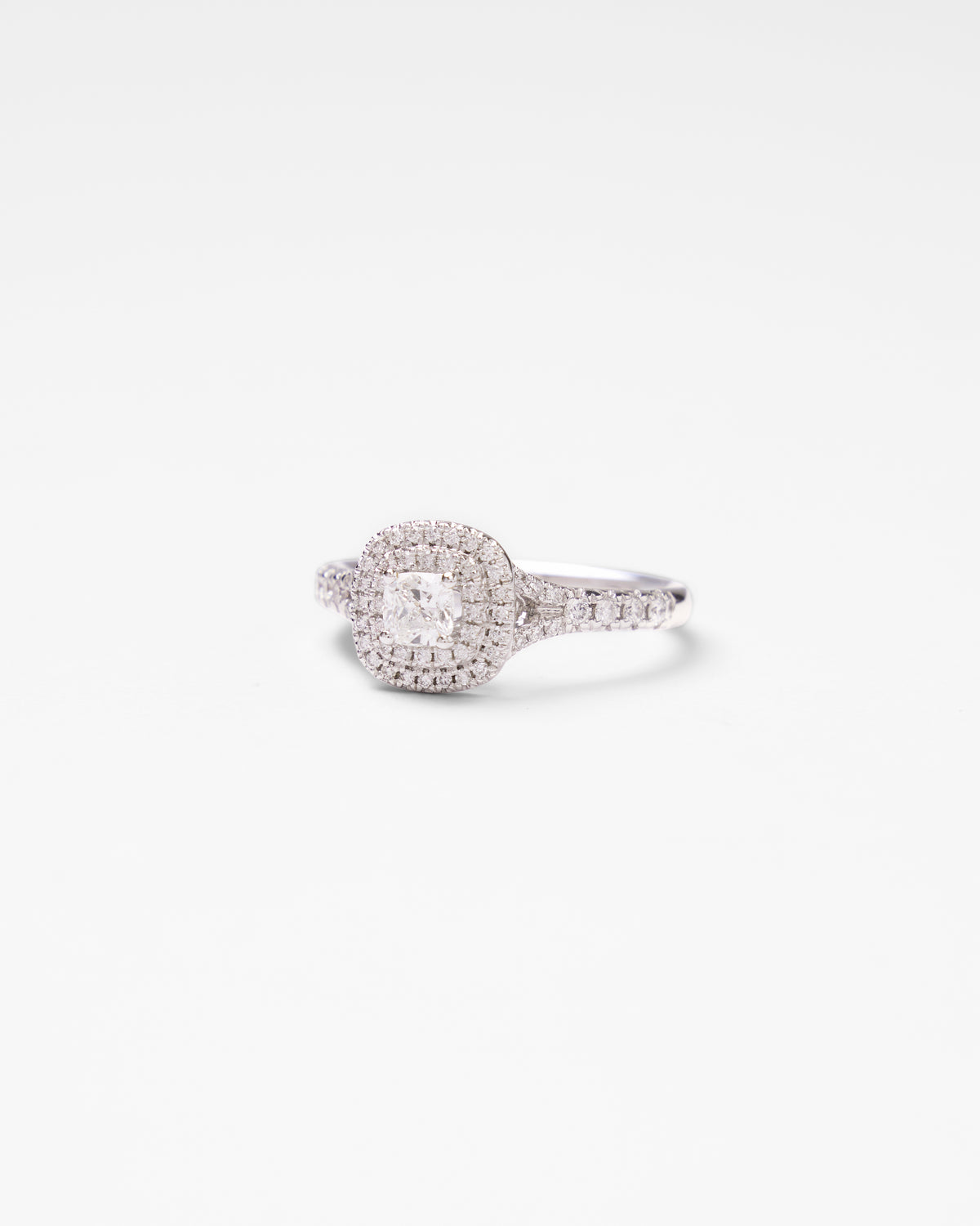 Bague solitaire diamant coussin et double entourage de diamants