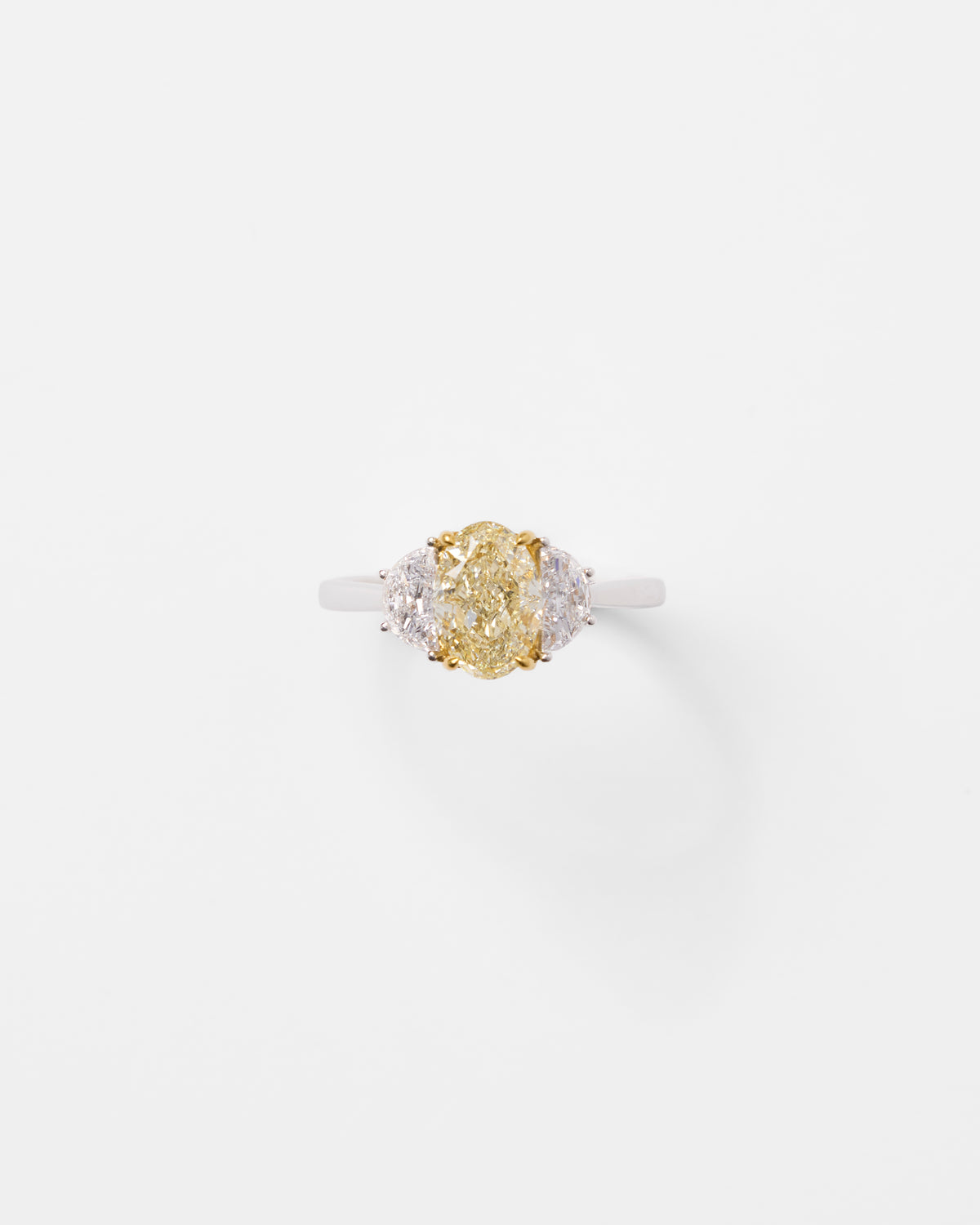 Bague solitaire en or blanc, diamant jaune ovale et diamants demi-lune