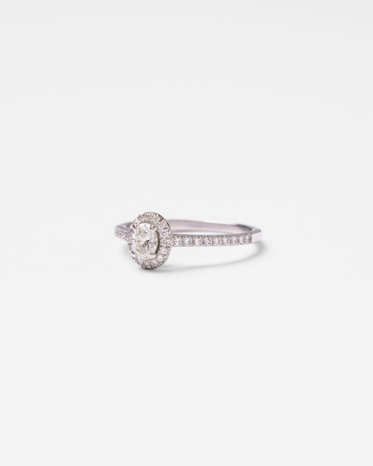 Bague solitaire en or et diamant ovale