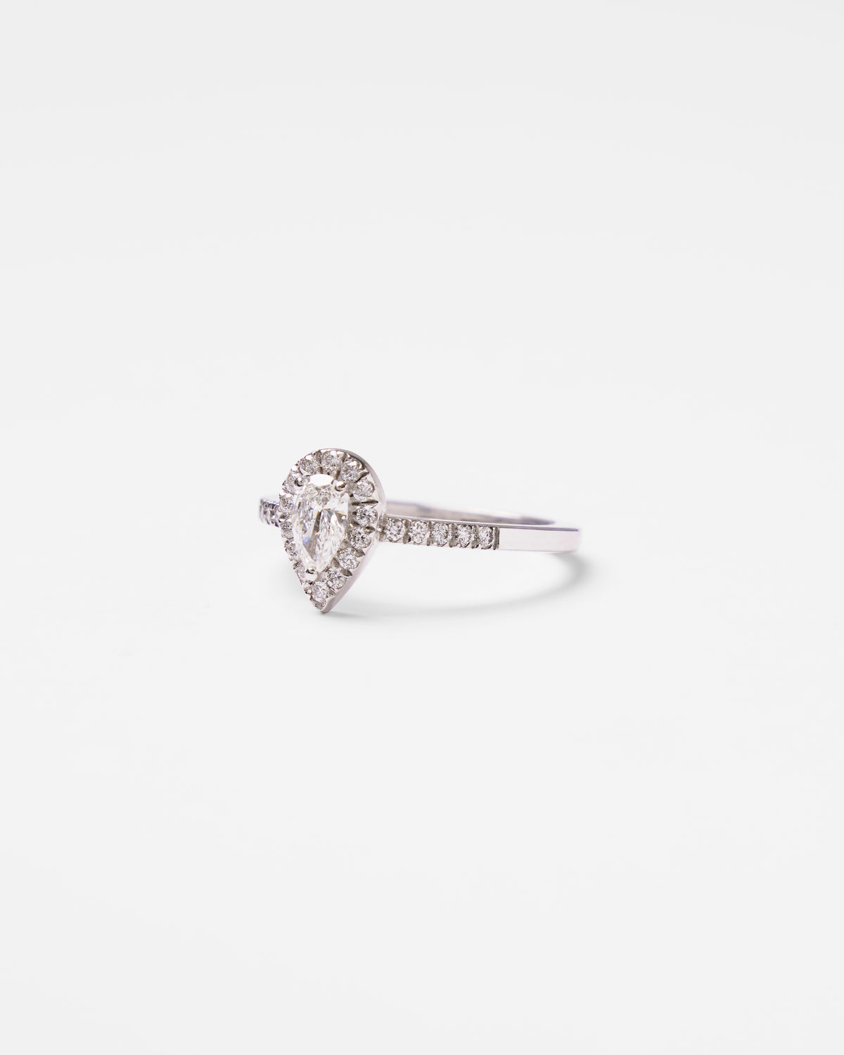 Bague solitaire en or et diamant poire