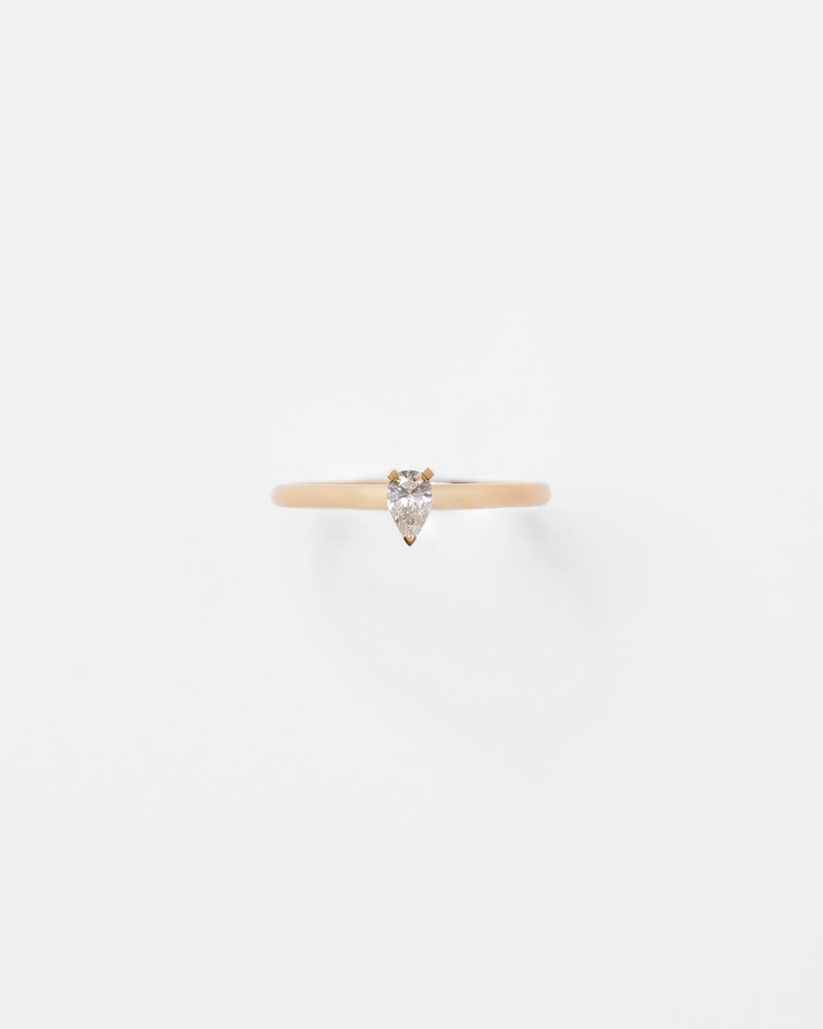 Bague solitaire fine en or et diamant poire