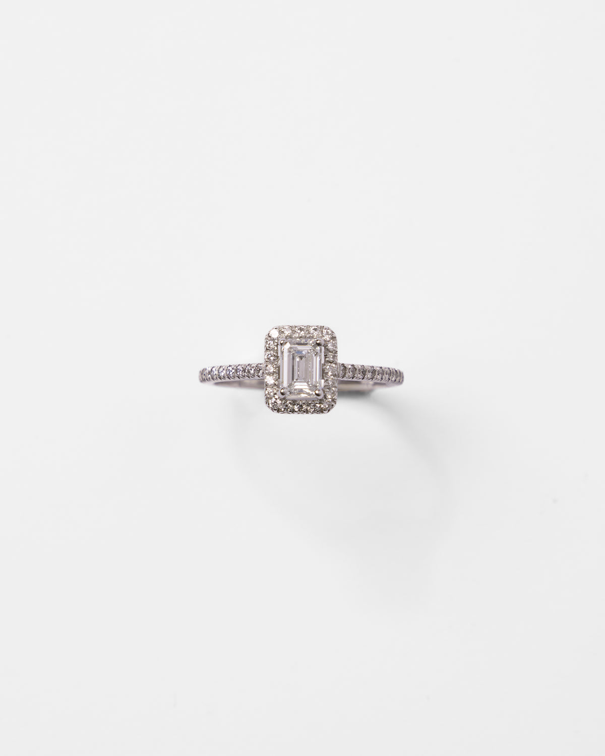 Bague solitaire en or et diamant taille émeraude