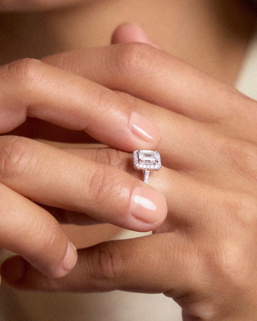 Bague solitaire en or et diamant taille émeraude