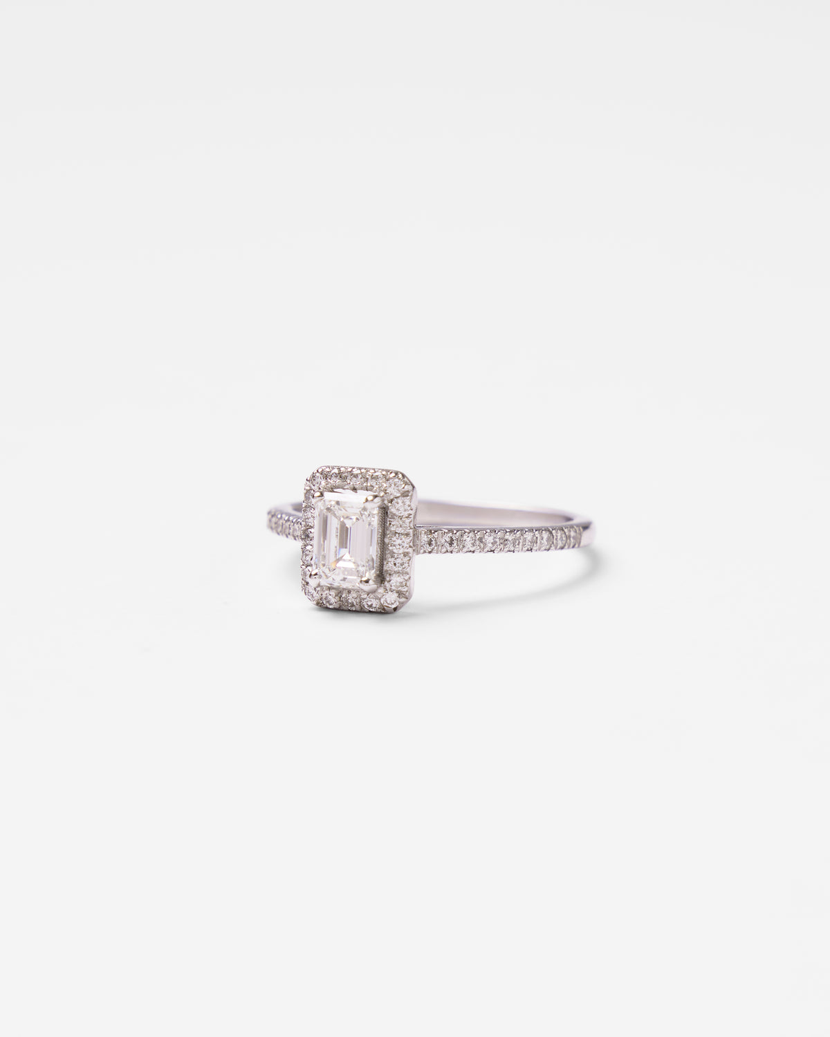 Bague solitaire en or et diamant taille émeraude