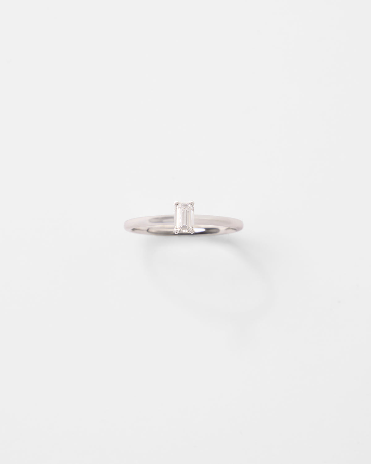 Bague solitaire fine en or et diamant taille émeraude