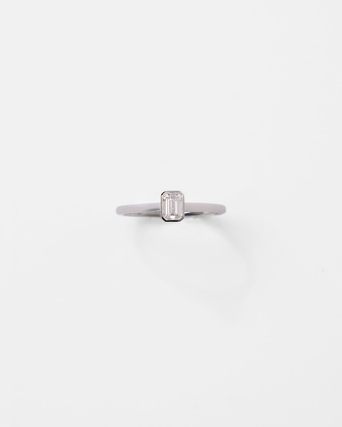 Bague solitaire fine en or et diamant taille émeraude