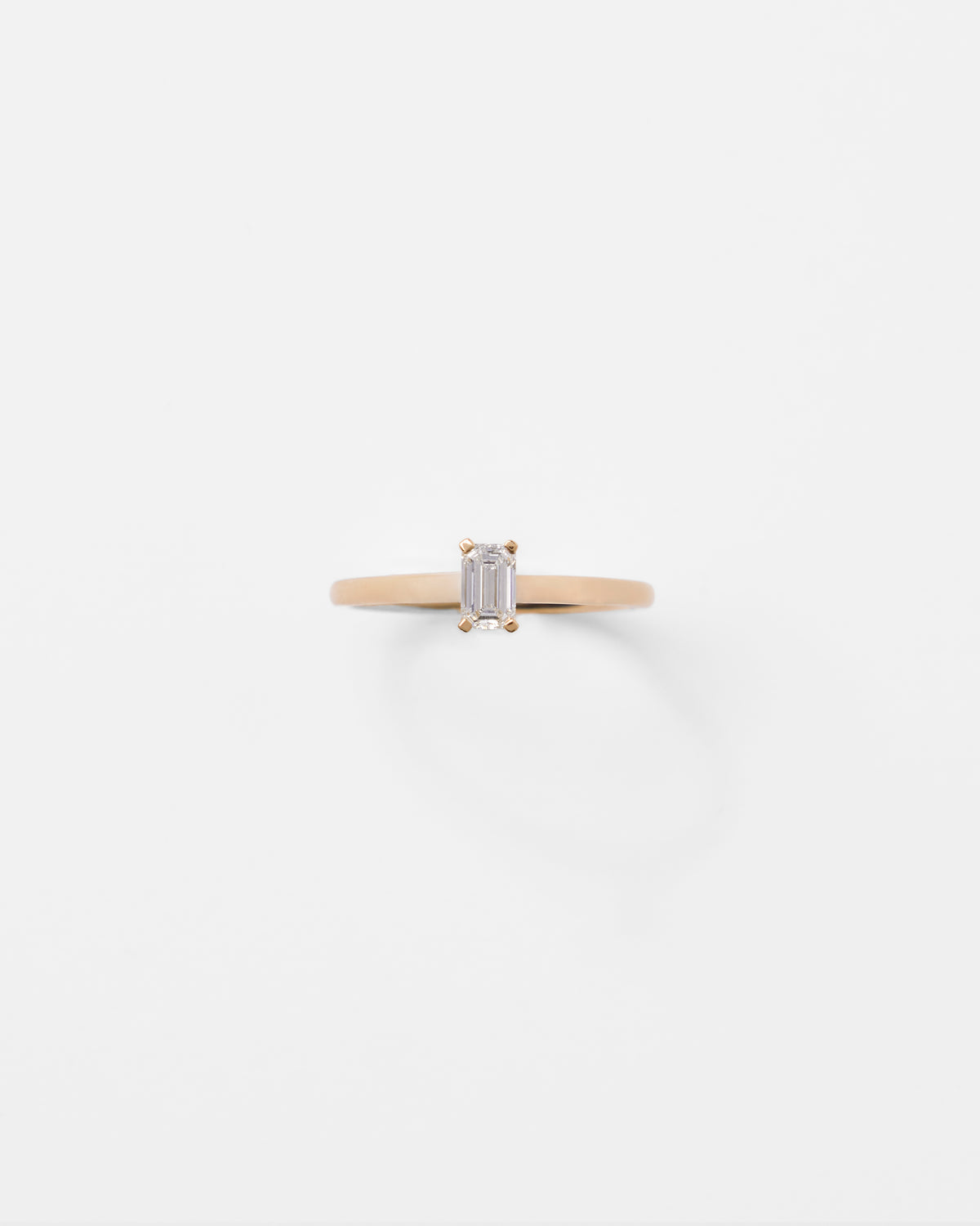 Bague solitaire fine en or jaune et diamant taille émeraude