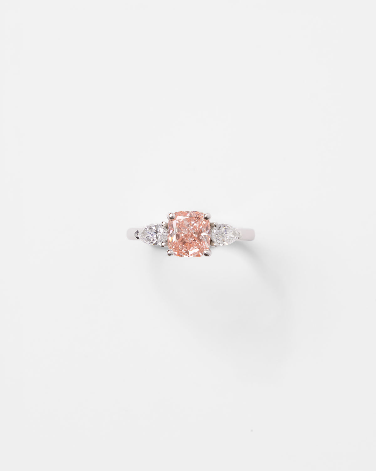 Bague solitaire en or blanc, saphir rose coussin et diamants poire
