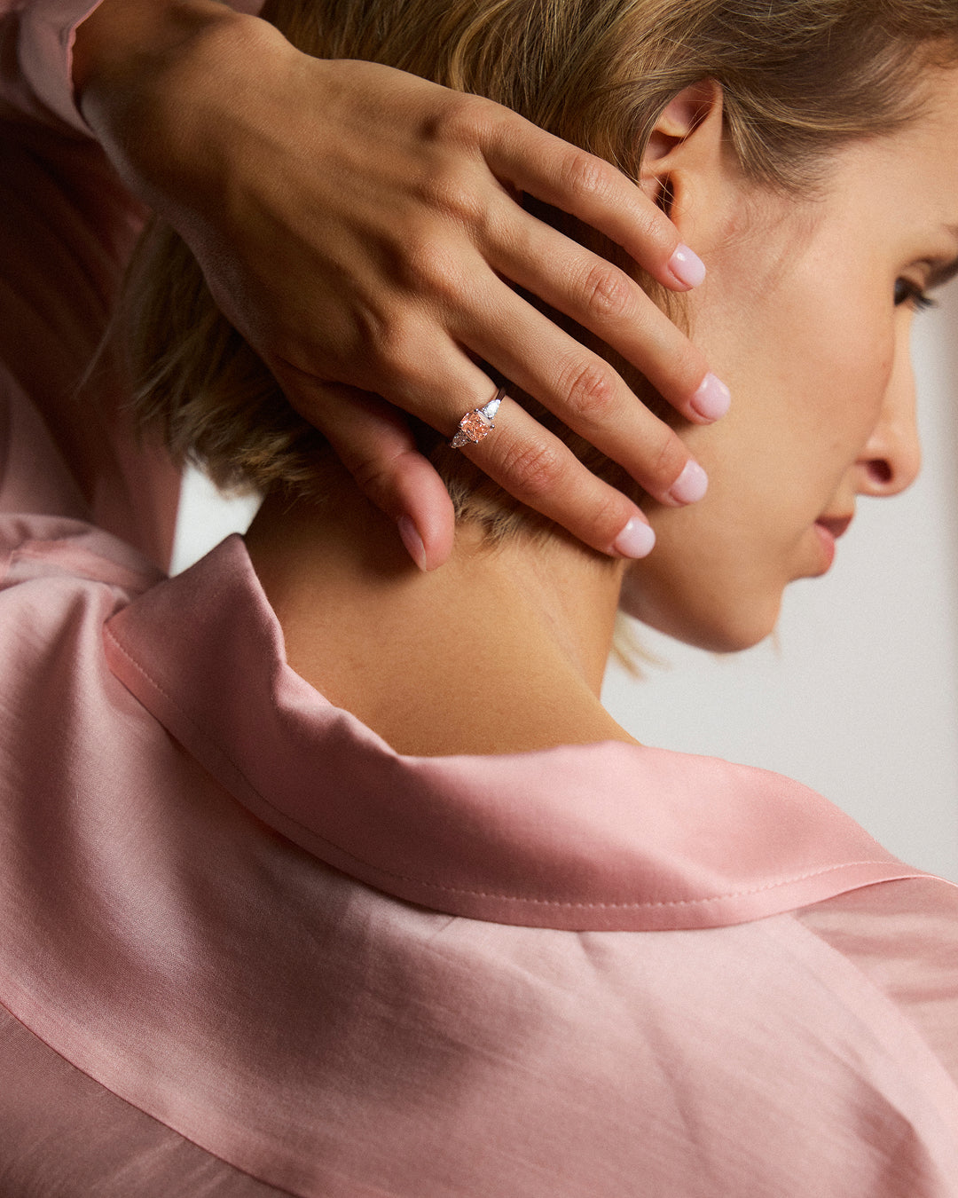 Bague solitaire en or blanc, saphir rose coussin et diamants poire