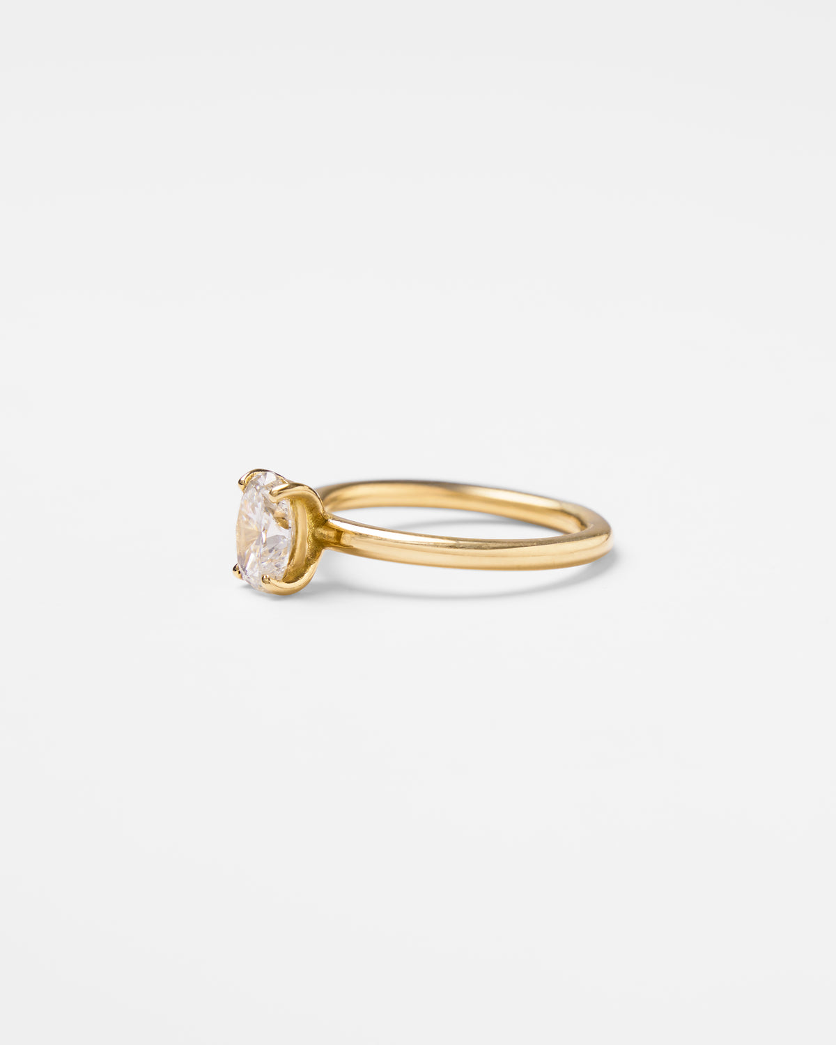 Bague solitaire en or et diamant oval