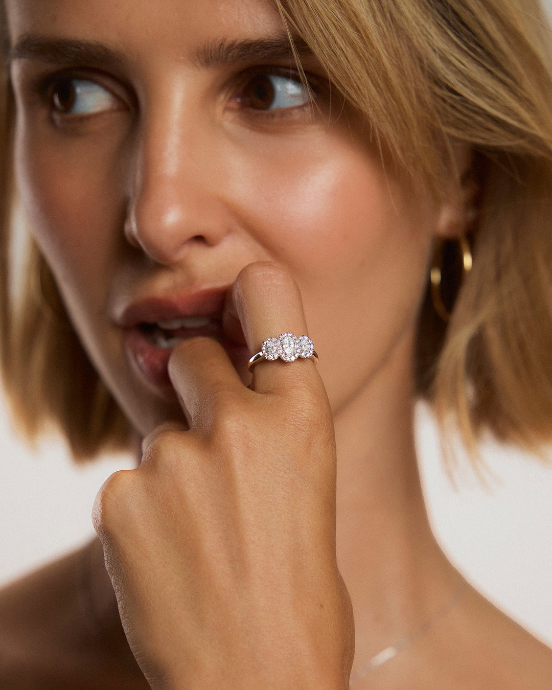 Bague trio medium en or blanc et diamants ovales