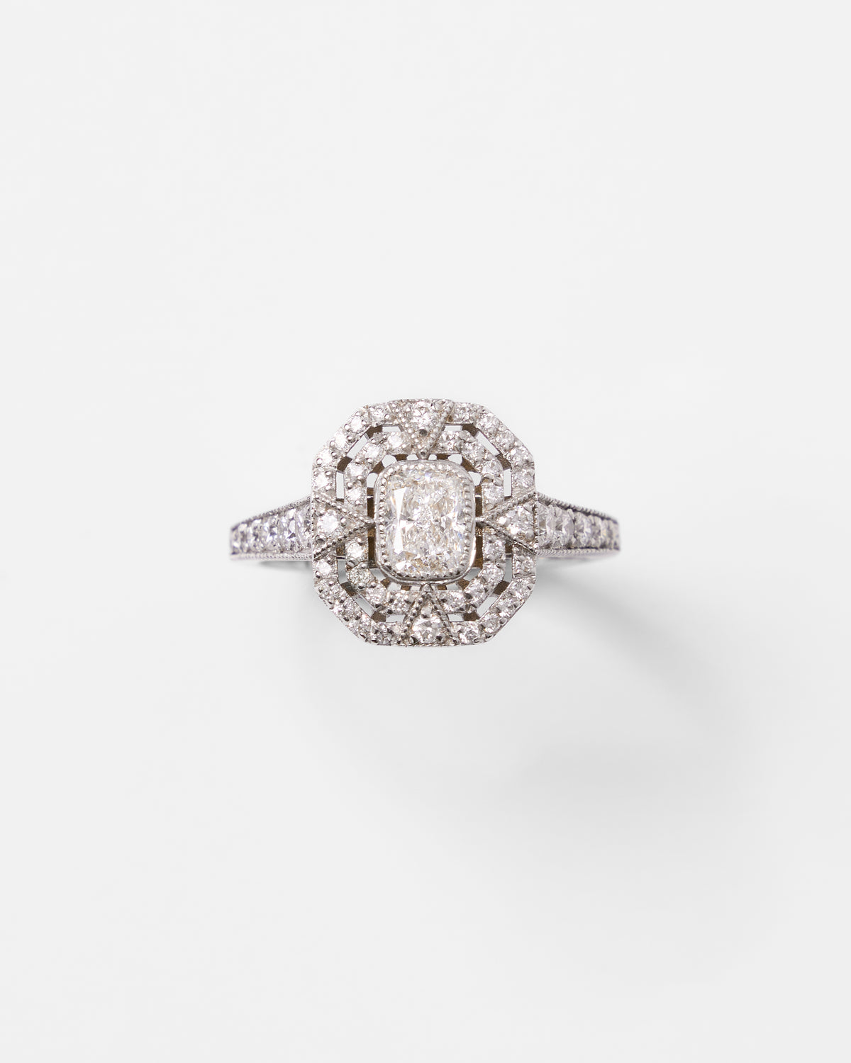 Bague vintage Aura en or, diamant coussin et pavage de diamants