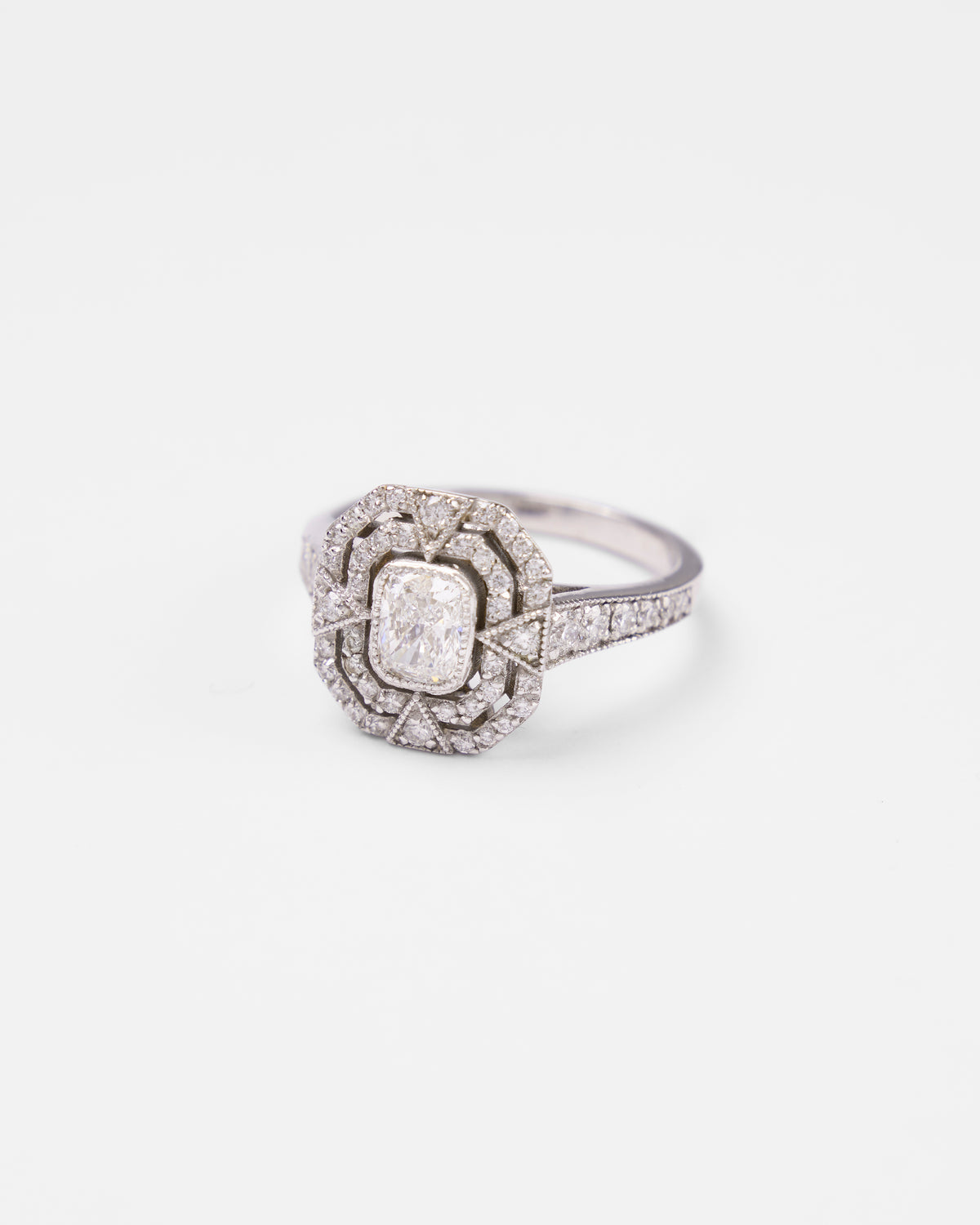 Bague vintage Aura en or, diamant coussin et pavage de diamants