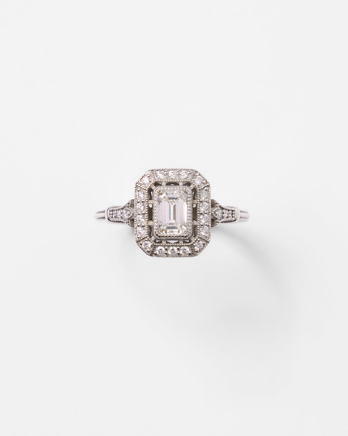 Bague vintage en or, diamant taille émeraude et pavage de diamants
