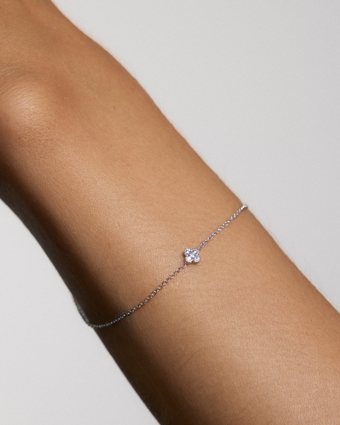 Bracelet en or blanc et trèfle serti diamants