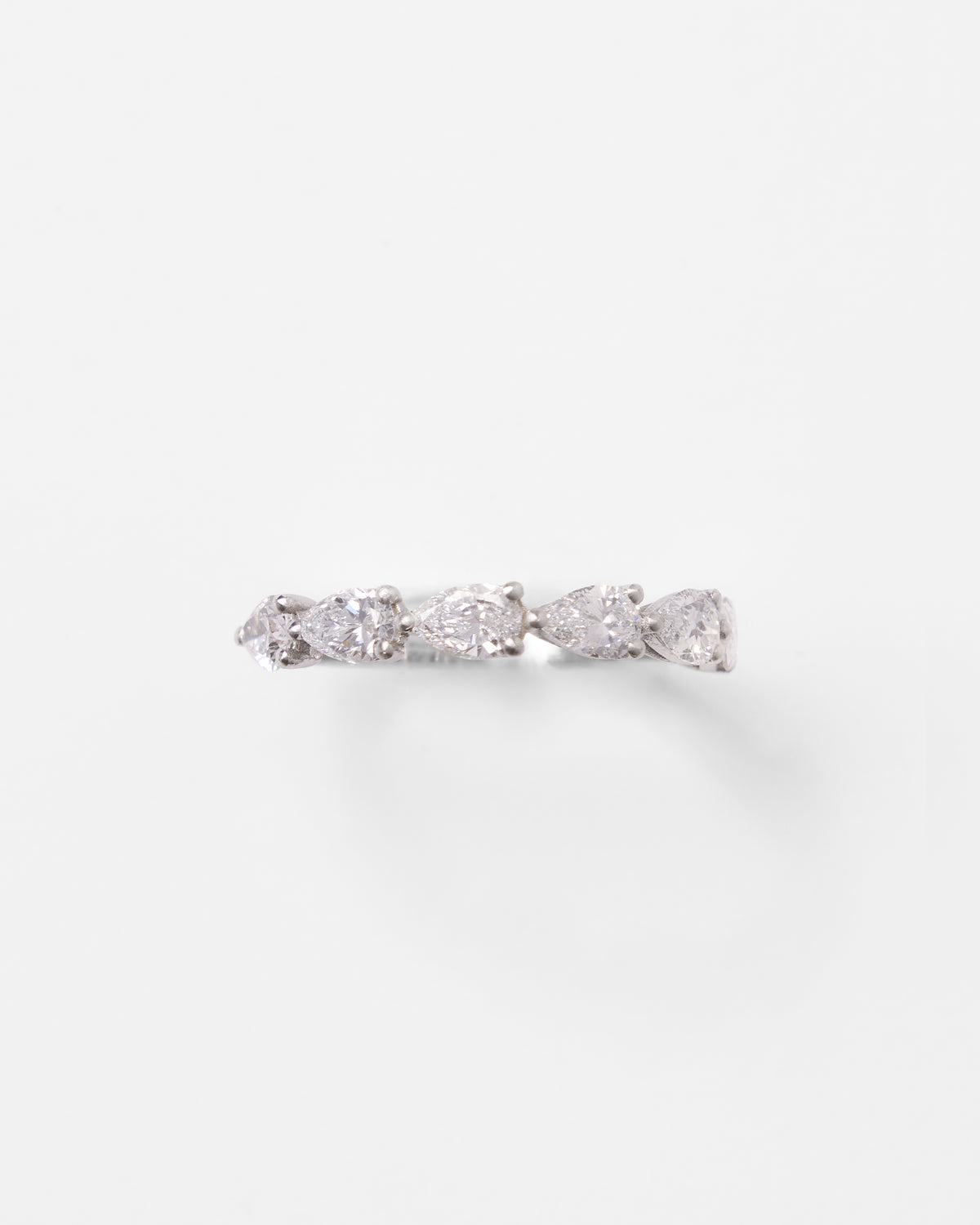 Demi-alliance en or et diamants poire