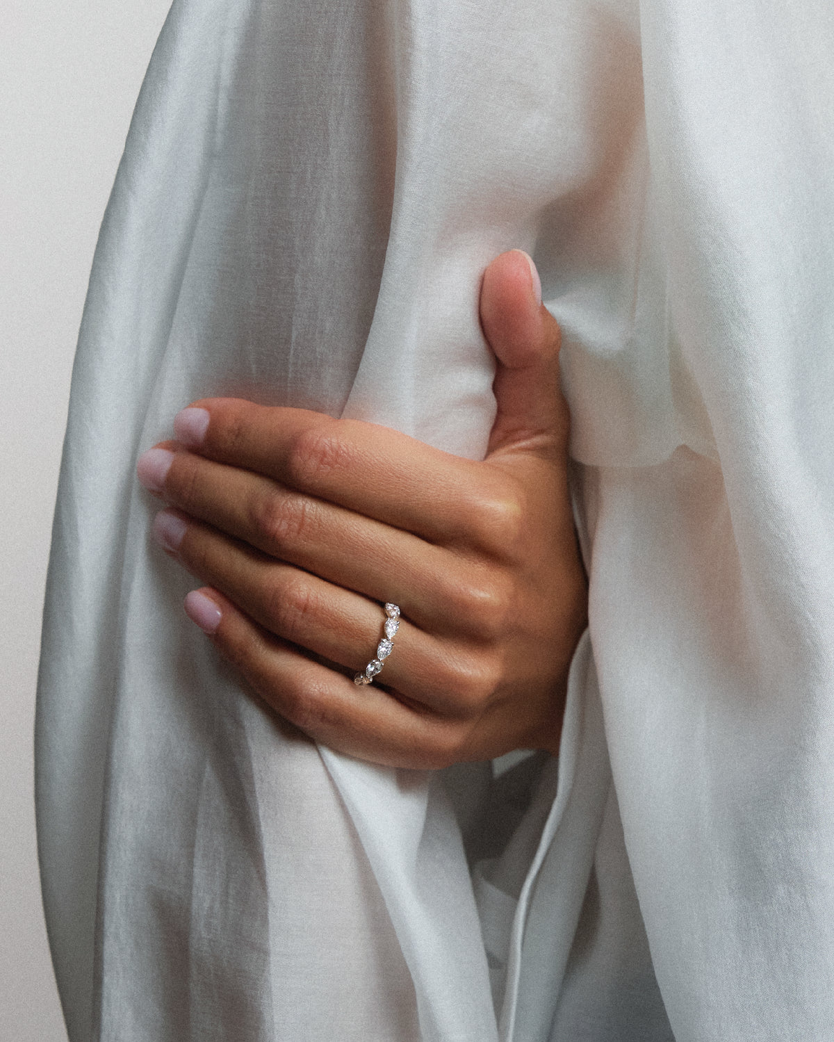 Demi-alliance en or et diamants poire