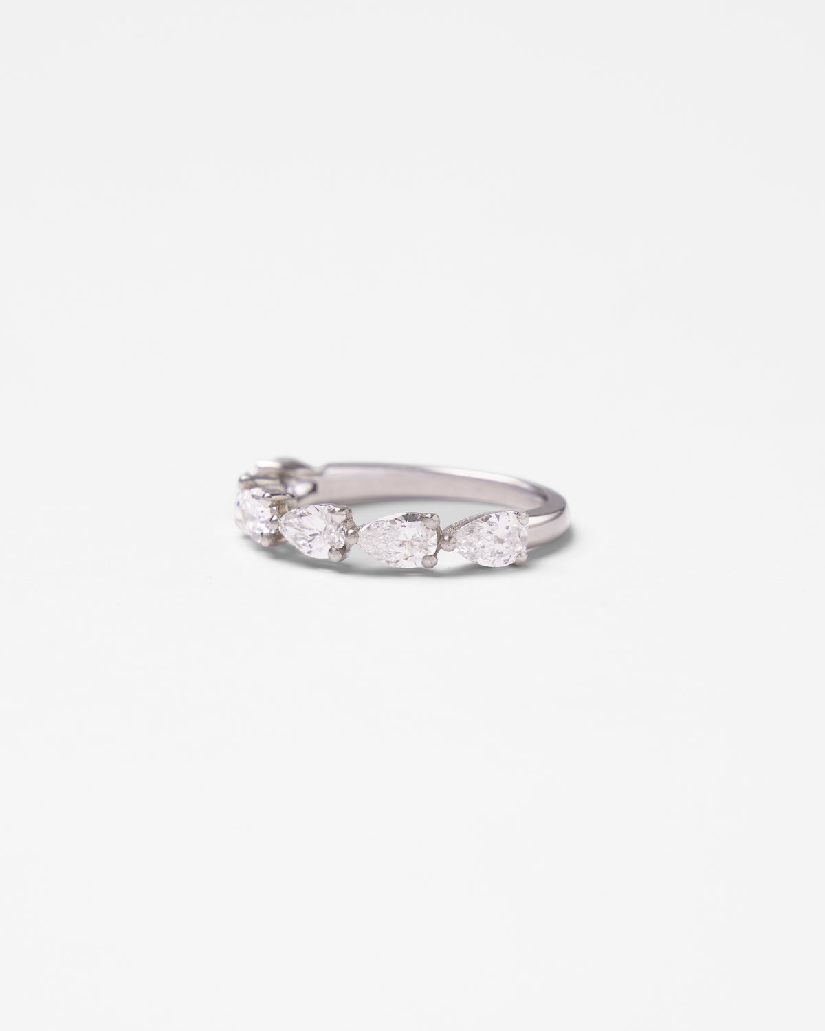 Demi-alliance en or et diamants poire
