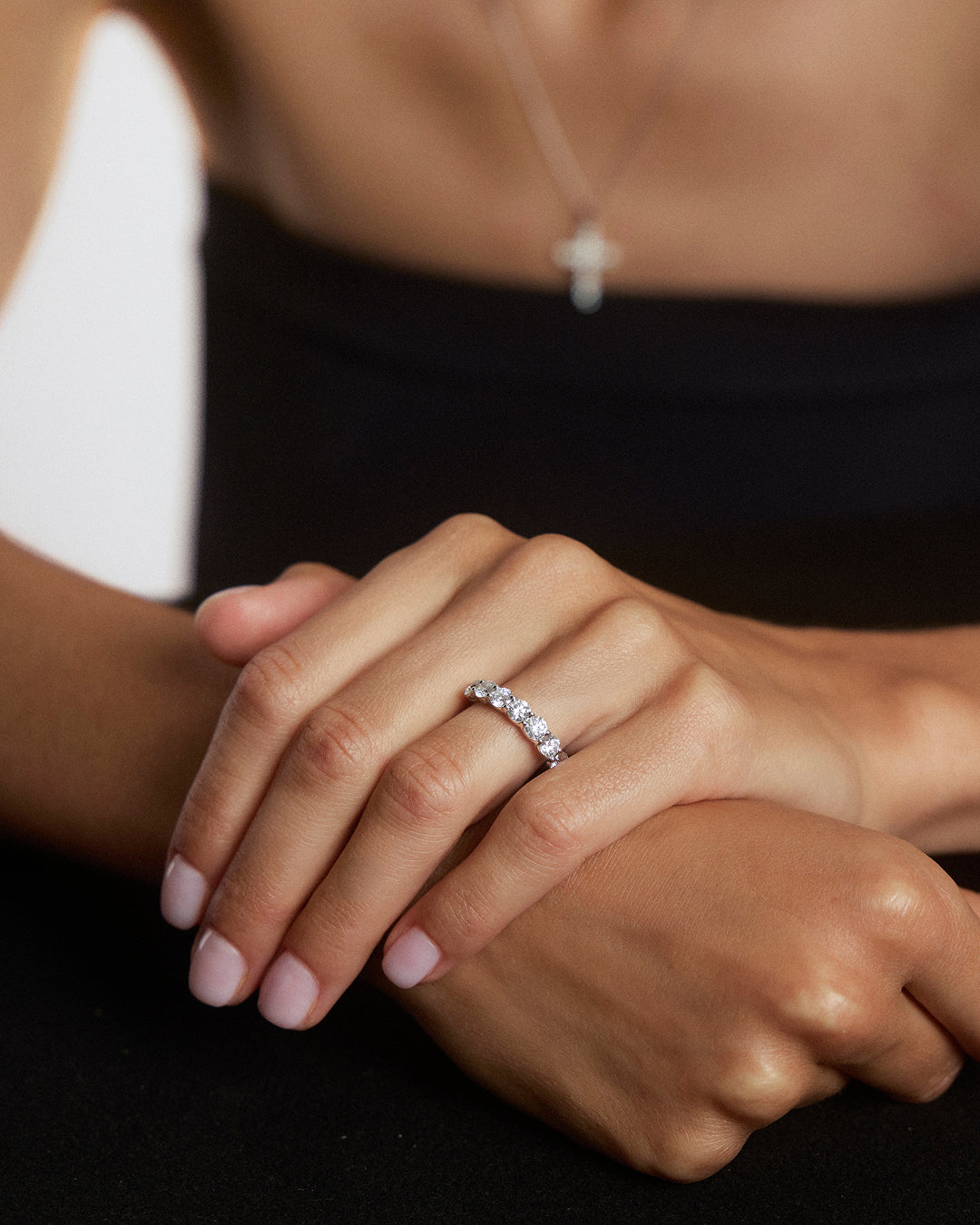 Demi-alliance en or et diamants ronds