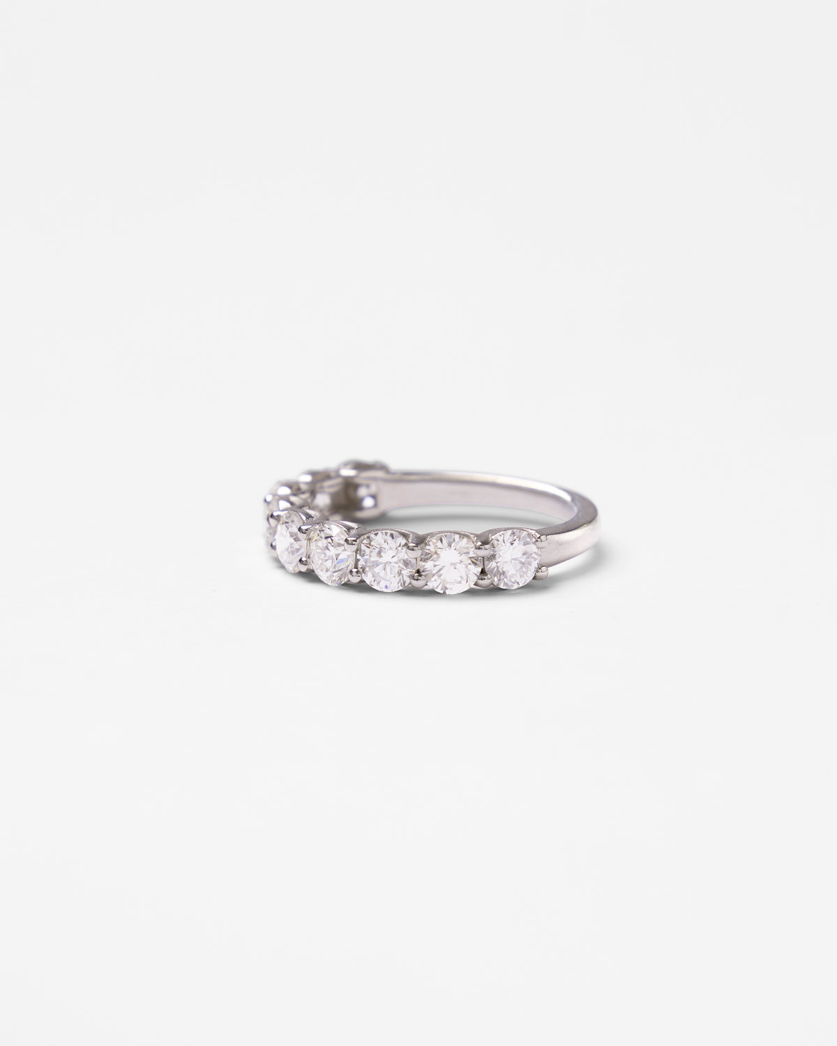Demi-alliance en or et diamants ronds