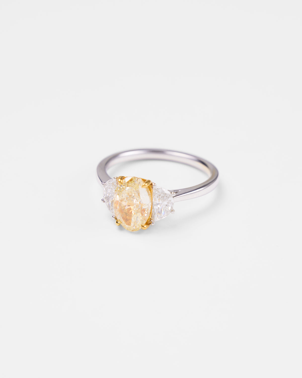 Bague solitaire en or blanc, diamant jaune ovale et diamants demi-lune